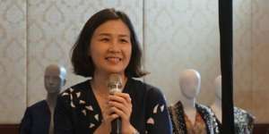 Bengong di Depan Cermin, Veronica Tan Dipuji Memesona