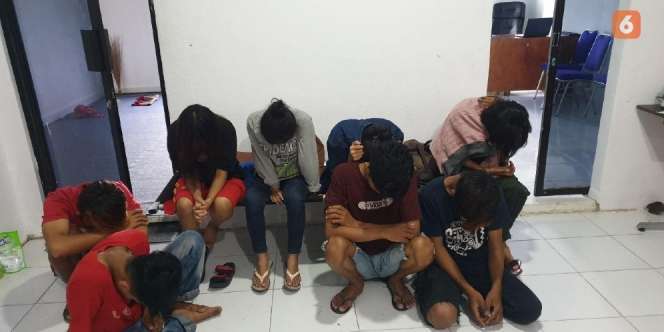 Dikira Pesta Narkoba, Empat Pasang ABG Digerebek Tengah Mesum di Kamar Kos