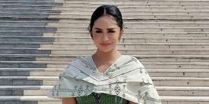 Gaya Modis Krisdayanti Pakai Baju Matching dengan Gedung DPR