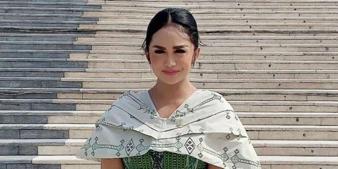 Gaya Modis Krisdayanti Pakai Baju Matching dengan Gedung DPR