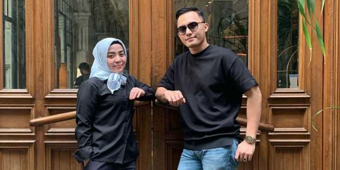 Kompak Berbaju Hitam Bareng Suami, Muzdalifah Jadi Sorotan