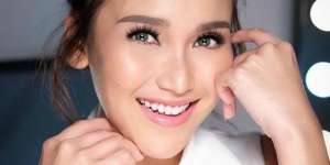 Gendong Bayi, Gaya Ayu Ting Ting Pakai Tanktop Tuai Komentar Gombal