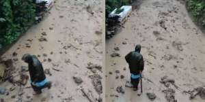 Video Momen Mencekam Pria Nyaris Digulung Banjir Bandang
