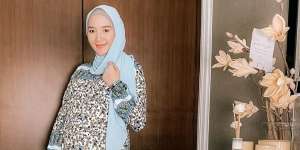 Rebahan Manja Saat Hamil, Erica Putri Modis Pakai Dress Etnik