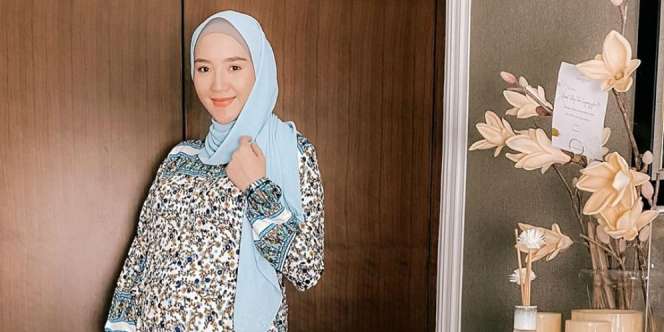 Rebahan Manja Saat Hamil, Erica Putri Modis Pakai Dress Etnik