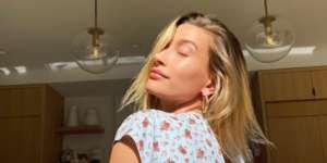 Trik Unik Hailey Bieber Ini Bisa Ditiru untuk Atasi Jerawat