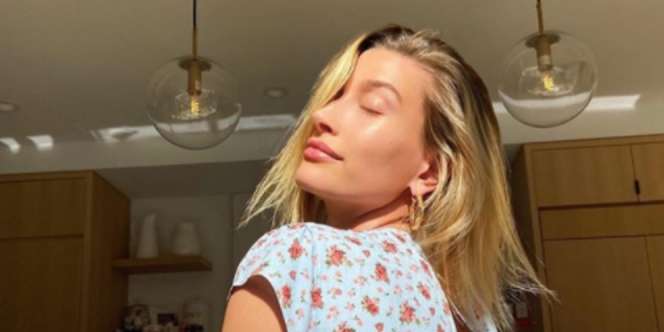 Trik Unik Hailey Bieber Ini Bisa Ditiru untuk Atasi Jerawat