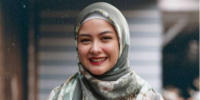 Sibuk Nyapu Rumah Tanpa Alas Kaki, Gaya Revalina S Temat Disorot
