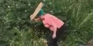 Viral Nenek Pergoki Pasangan `Main` di Semak-Semak, Digetok Pakai Kayu!