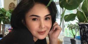 Kayak ABG, Intip Gaya Yuni Shara Pakai Rok Denim Robek-robek