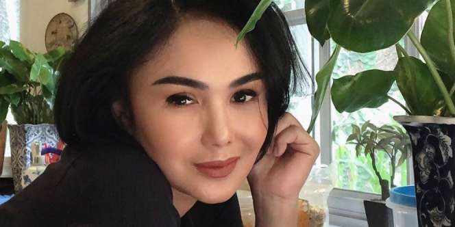 Kayak ABG, Intip Gaya Yuni Shara Pakai Rok Denim Robek-robek
