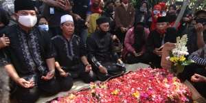 Berlinang Air Mata di Pusara Omaswati