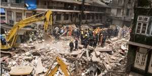 Brak! Gedung 6 Lantai Ambruk Saat Hujan Lebat, 8 Tewas
