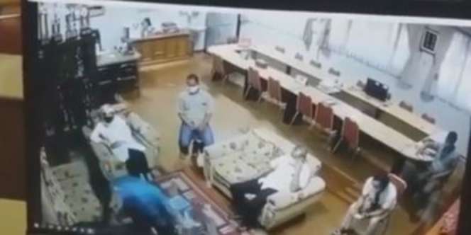 Detik-detik Lurah Mengamuk di SMA 3 Tangsel karena Siswa Titipan Tak Diterima