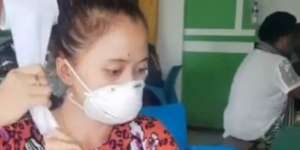 Cara Nyeleneh Demi Terhindar dari Corona Saat Makan di Tempat Umum