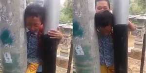 Duh Kasihan, Bocah Ini Nangis Kejer karena Kepalanya Kejepit Tiang Listrik
