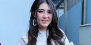 Gaya Via Vallen Naik Brompton di GBK