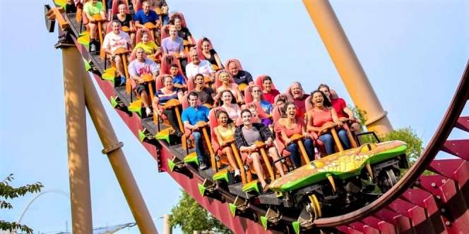 Ngeri! Roller Coaster Macet, Penumpang Terjebak dalam Posisi Terbalik