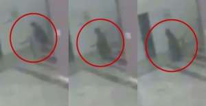 CCTV Rekam Bayangan Nenek Bungkuk Berjubah Hitam Turuni Tangga