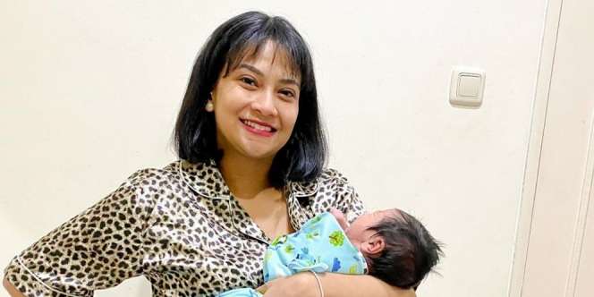  Baru Melahirkan,Vanessa Angel Ajak Anak Makan Diluar