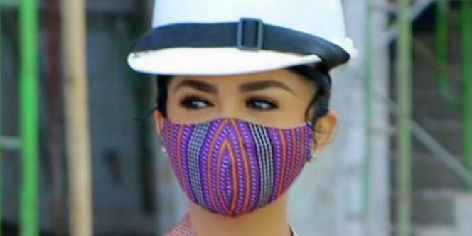 Blusukan ke Proyek, Outfit Modis Krisdayanti Disorot