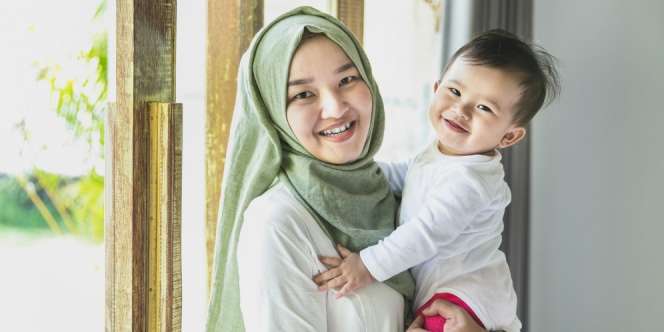 Ibu Lebih Suka Gendong Bayi di Sebelah Kiri, Sains Punya Penjelasannya