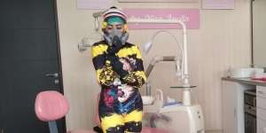 Gaya Heboh Drg Nina Agustin Saat Praktik, APD Fashionable nan Nyentrik 