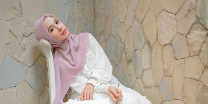 Cuma Pakai Sandal Teplek, Laudya Cynthia Bella Memesona