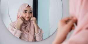 9 Cara Mengatasi Kulit Kepala Berminyak dengan Pola Perawatan yang Benar