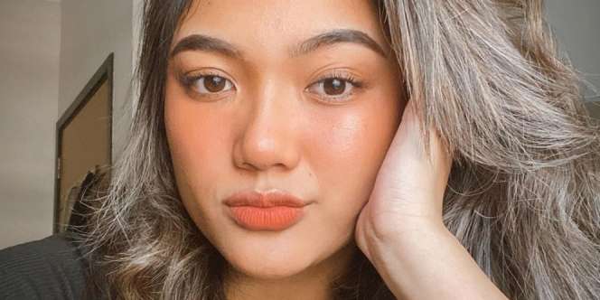 Pakai Dress Bertali Tipis, Cantiknya Marion Jola Bergaya Sensual