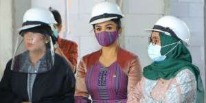 Wow! Intip Potret Gaya Modis Krisdayanti Pakai Helm Proyek