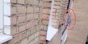 Ngeri! Balita 2 Tahun Terpeleset dan Gelantungan di Balkon Setinggi 15 Meter