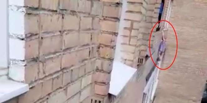 Ngeri! Balita 2 Tahun Terpeleset dan Gelantungan di Balkon Setinggi 15 Meter