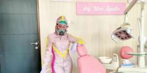 Keren! 6 Gaya Modis Drg Nina Agustin Praktik Pakai APD Stylish