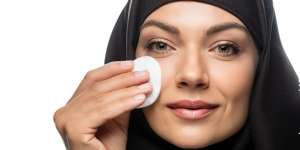 5 Manfaat Micellar Water Selain Menghapus Makeup