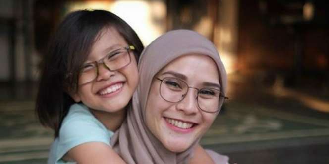 Kerepotan Zaskia Mecca, Menyusui Si Bungsu Sambil Rawat Anak Kedua Usai Operasi