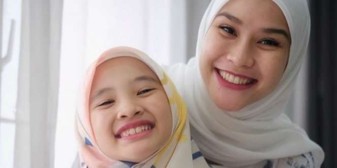 Adu Modis Gaya Hijab Zaskia Mecca dan Putrinya