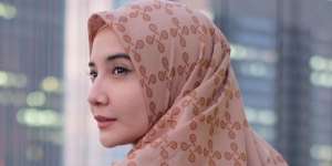 Tanpa Busana Syar'i, Zaskia Sungkar Modis Bawa Tas Puluhan Juta