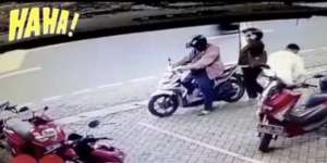 Viral Video Bapak Melaju Naik Motor, Istrinya Ketinggalan di Parkiran