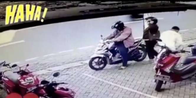 Viral Video Bapak Melaju Naik Motor, Istrinya Ketinggalan di Parkiran