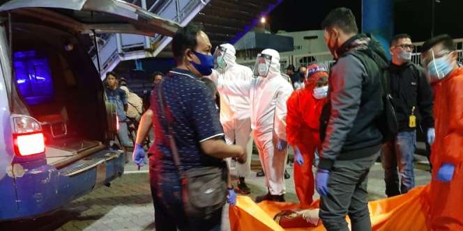 Geger Penemuan Mayat Pria dan Wanita Tanpa Busana di Dalam Mobil