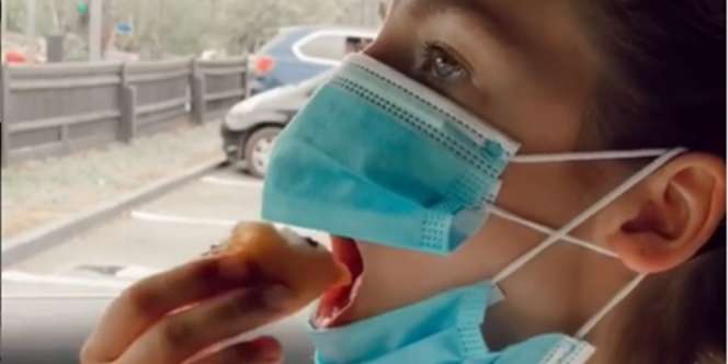 Viral Cara `Kreatif` Santap Makanan Tanpa Harus Melepas Masker