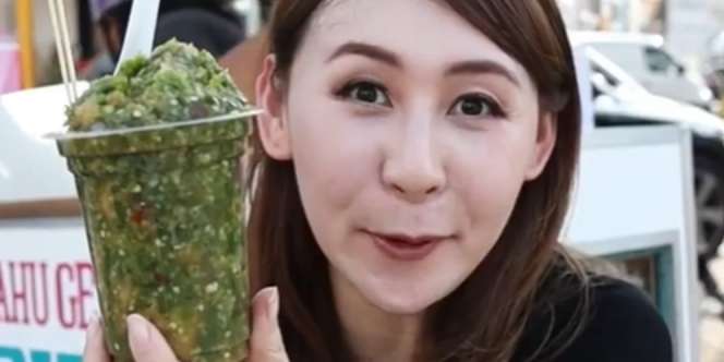 Disorot Media Asing, Food Vlogger Jakarta Makan Tahu Gejrot Kuah 130 Cabai Rawit