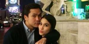 Tiduran di Sofa, Harga Selimut Suami Sandra Dewi Bikin Melongo