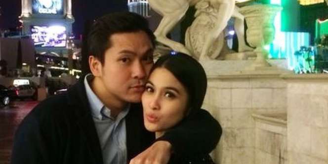 Tiduran di Sofa, Harga Selimut Suami Sandra Dewi Bikin Melongo
