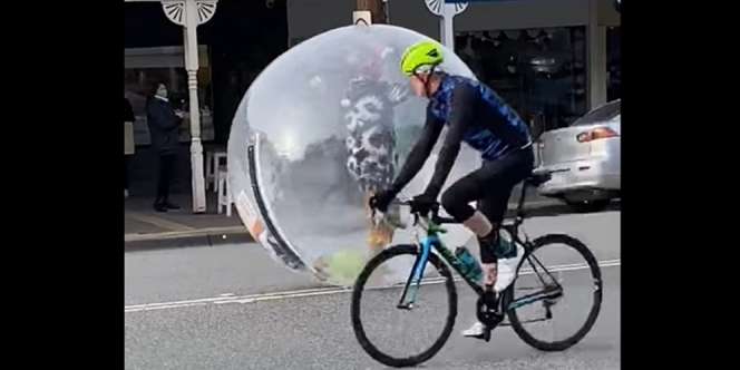 Video Konyol Pria Pilih Ribet Jalan Pakai Gelembung Balon daripada Masker