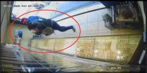 Rekaman CCTV Detik-Detik Perampok Gasak Toko Emas di Blora Saat Siang Bolong