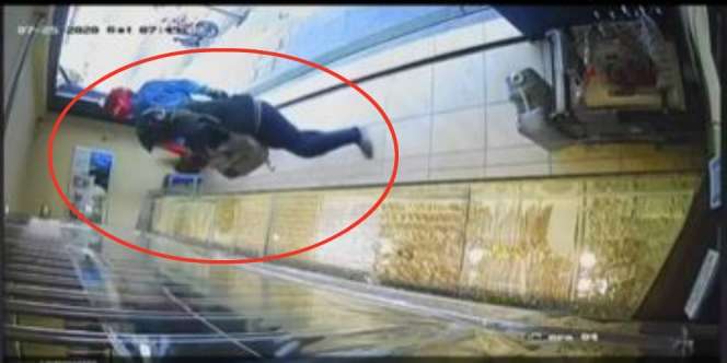 Rekaman CCTV Detik-Detik Perampok Gasak Toko Emas di Blora Saat Siang Bolong