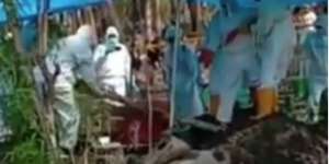 Innalillahi, Petugas Covid-19 Terperosok ke Kuburan Saat Hendak Makamkan Jenazah