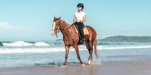 Potret Dian Sastro Bareng Anak Berkuda di Pantai